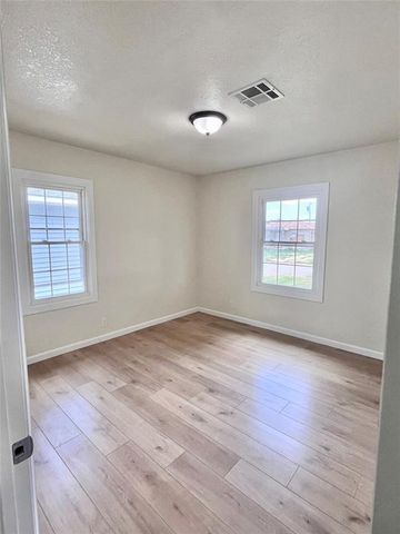 1329 E Spruce Street, Altus, OK 73521