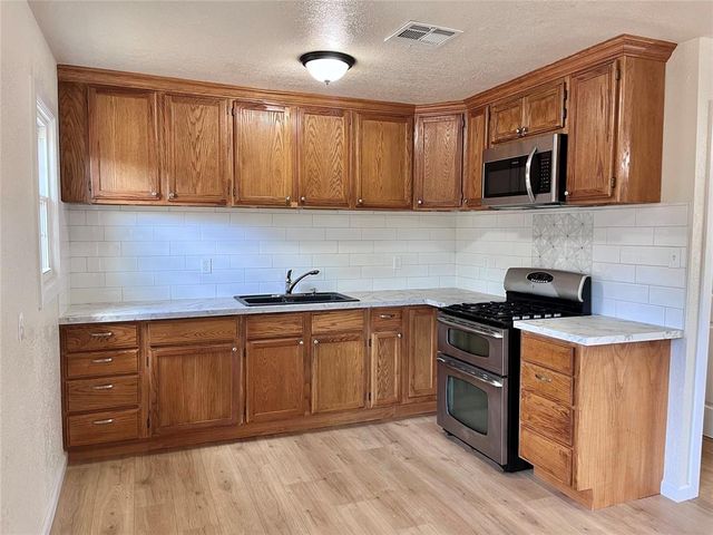 1329 E Spruce Street, Altus, OK 73521