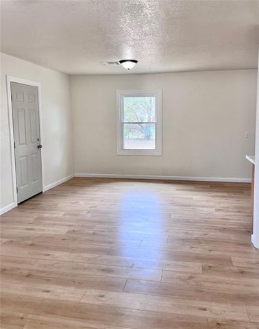 1329 E Spruce Street, Altus, OK 73521