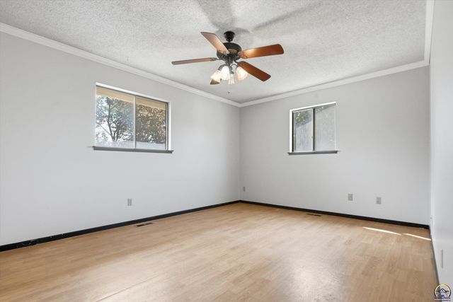 2724 SW Tutbury Town RD, Topeka, KS 66614