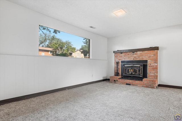 2724 SW Tutbury Town RD, Topeka, KS 66614