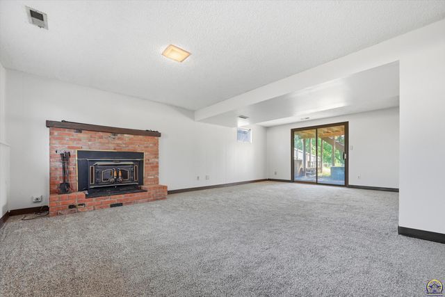 2724 SW Tutbury Town RD, Topeka, KS 66614
