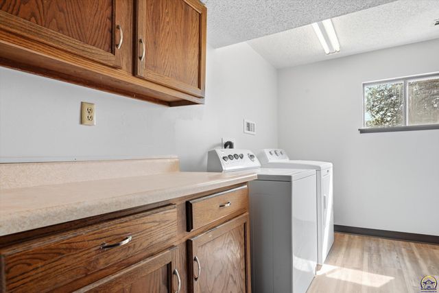 2724 SW Tutbury Town RD, Topeka, KS 66614
