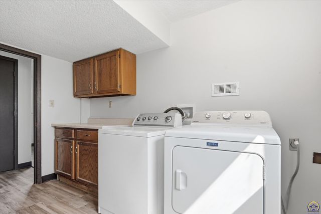 2724 SW Tutbury Town RD, Topeka, KS 66614