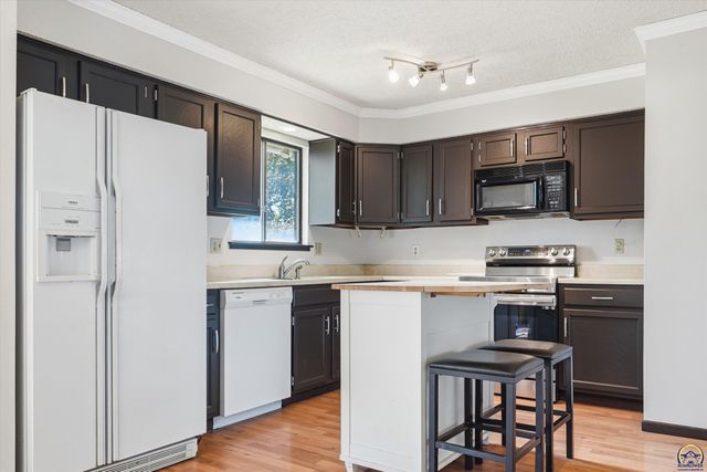 2724 SW Tutbury Town RD, Topeka, KS 66614