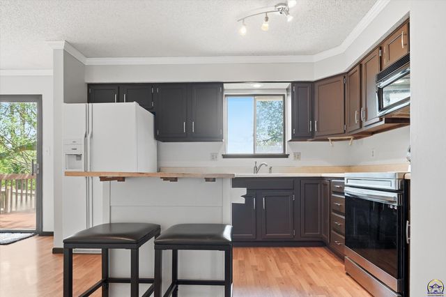 2724 SW Tutbury Town RD, Topeka, KS 66614