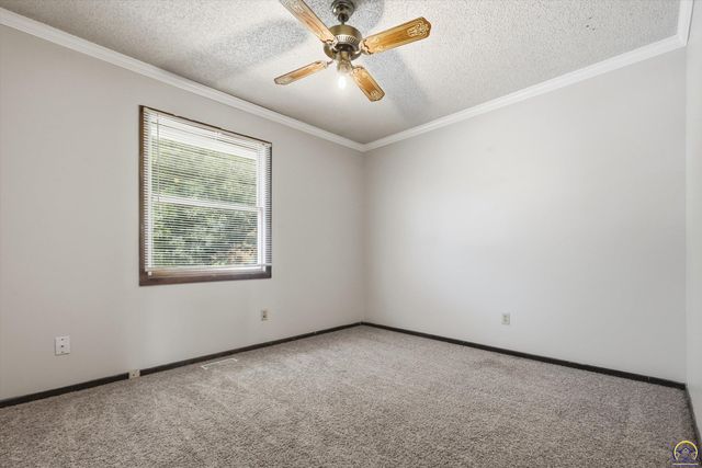 2724 SW Tutbury Town RD, Topeka, KS 66614