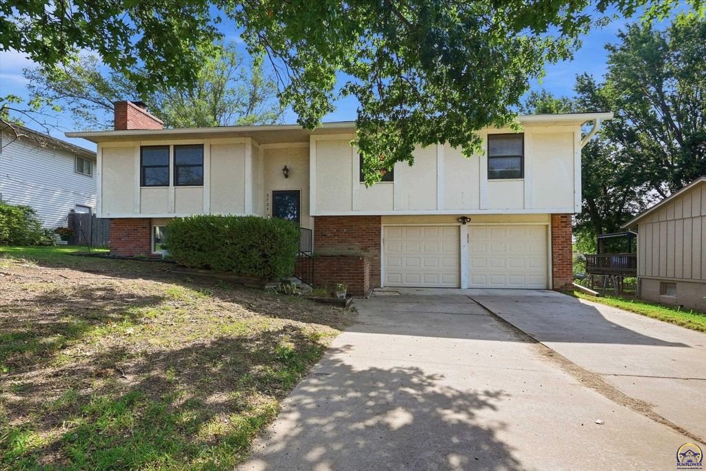 2724 SW Tutbury Town RD, Topeka, KS 66614