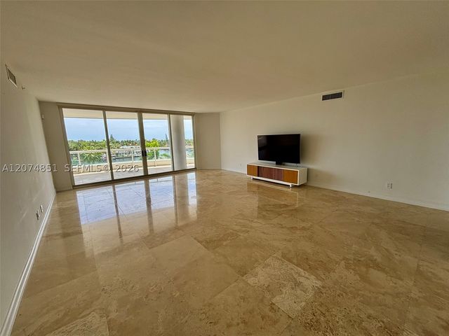21050 Point Pl 604, Aventura, FL 33180