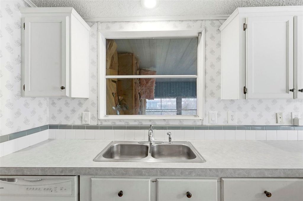 Image 12 of property listing at 4108 WEDGEMERE DRIVE, Tampa, FL 33610