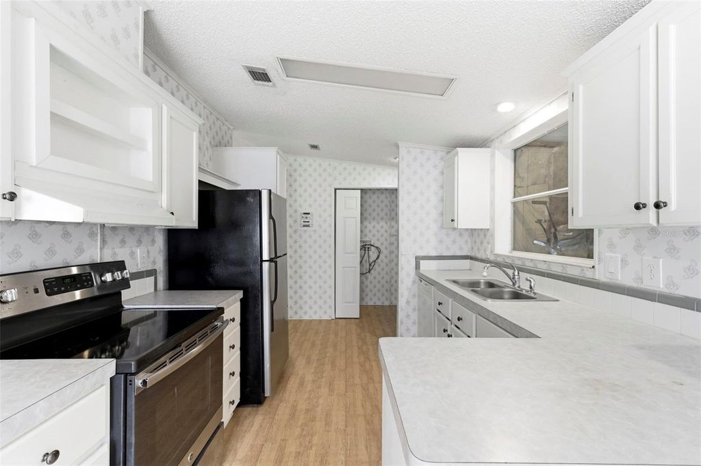 Image 10 of property listing at 4108 WEDGEMERE DRIVE, Tampa, FL 33610