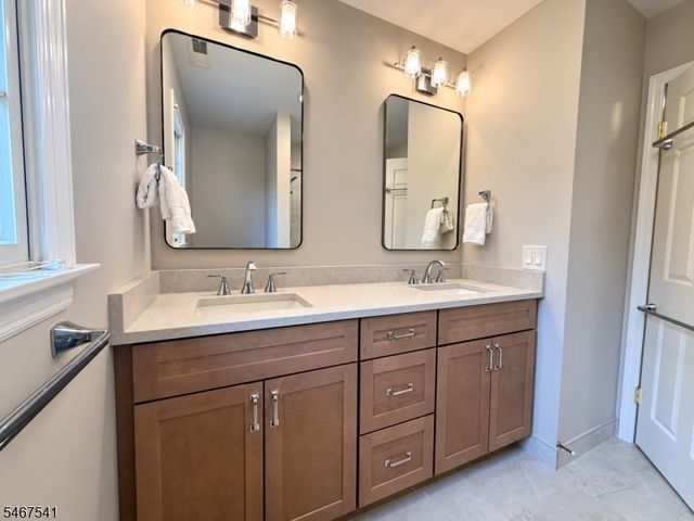 11 Ewing Dr, Raritan Twp., NJ 08822