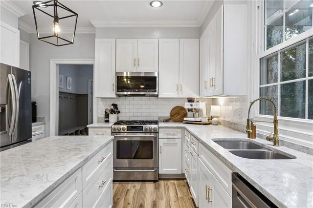 406 Regents CV, Newport News, VA 23606