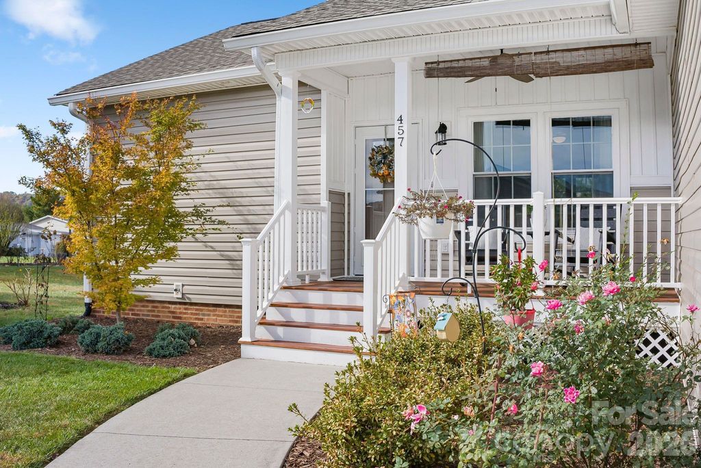 457 Riverwind Drive, Hendersonville, NC 28739