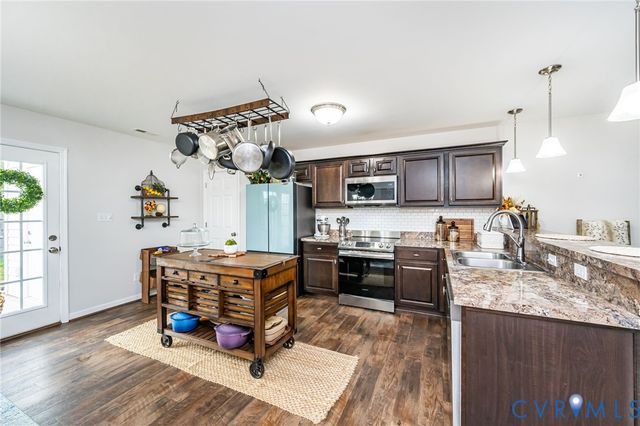 2077 Forest Cir, Aylett, VA 23009