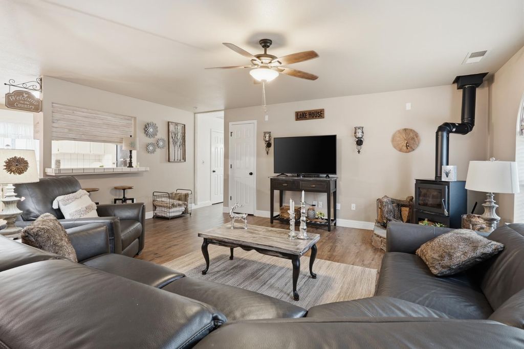 Image 5 of property listing at 35913 Road 222, Wishon, CA 93669