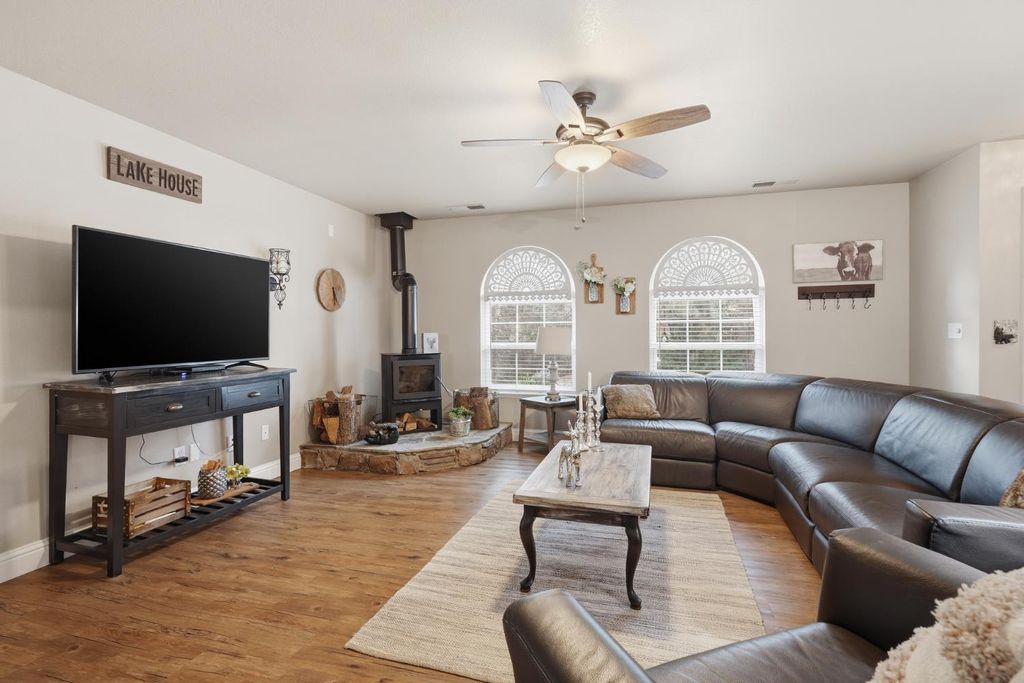 Image 6 of property listing at 35913 Road 222, Wishon, CA 93669