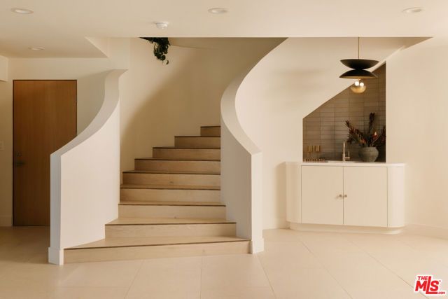 2380 Venus Drive, Los Angeles, CA 90046