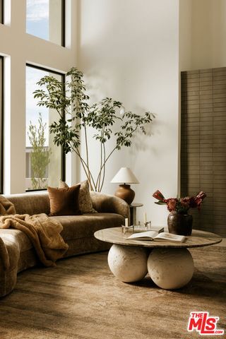 2380 Venus Drive, Los Angeles, CA 90046
