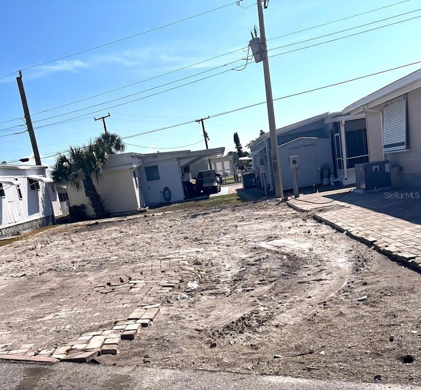 Image 2 of property listing at 2208 IOWA AVENUE, Bradenton, FL 34207