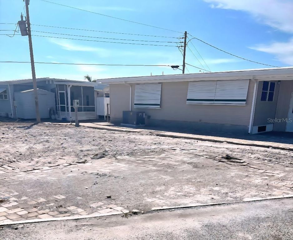 Image 4 of property listing at 2208 IOWA AVENUE, Bradenton, FL 34207