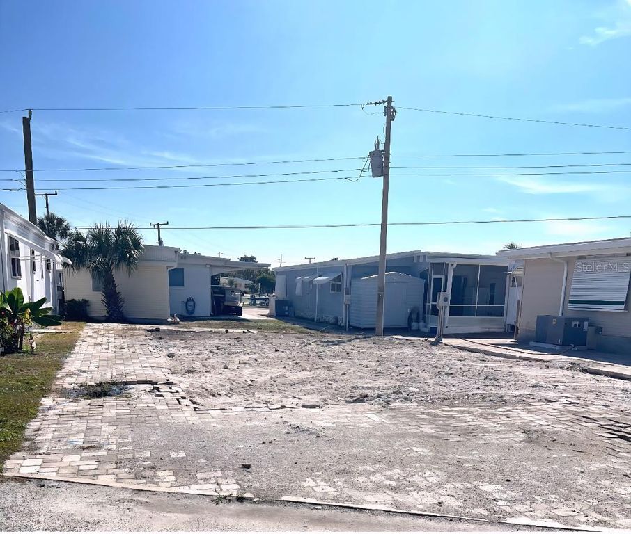 Image 5 of property listing at 2208 IOWA AVENUE, Bradenton, FL 34207