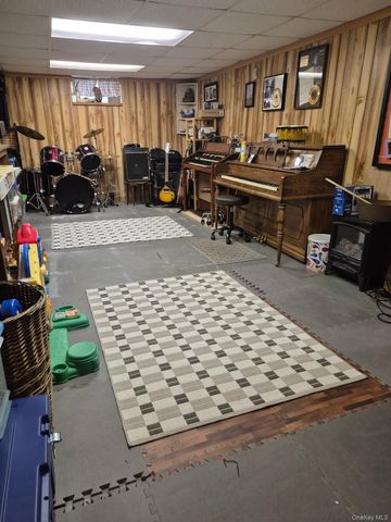 3 Avon Avenue, Port Jefferson Station, NY 11776