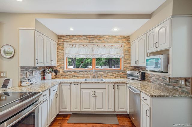 3 Avon Avenue, Port Jefferson Station, NY 11776