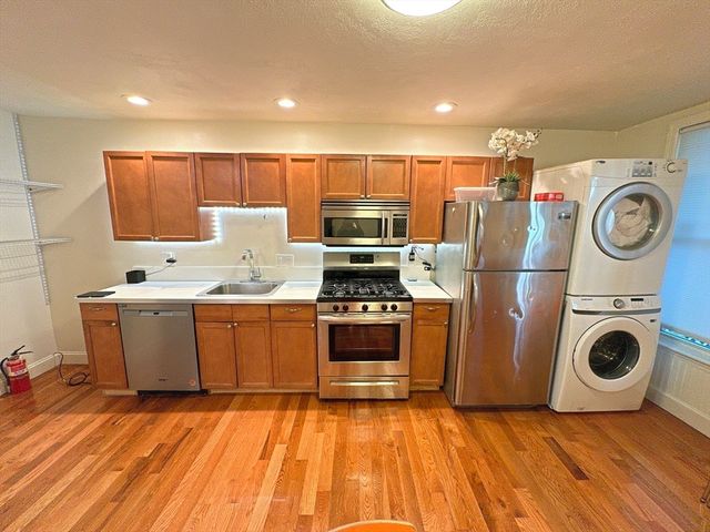 130 W 8th St 1, Boston, MA 02127