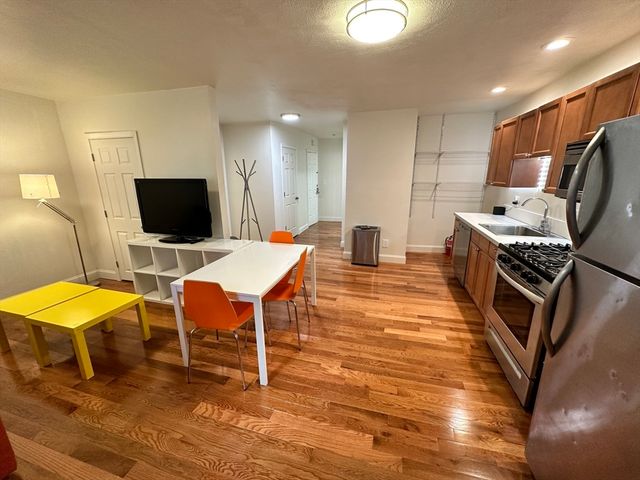 130 W 8th St 1, Boston, MA 02127