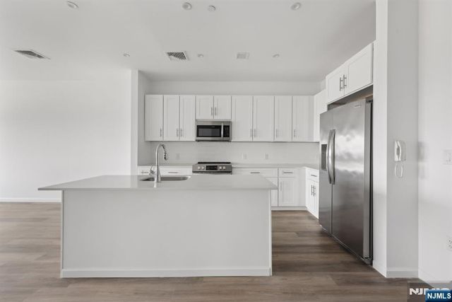 2 Executive 801, Fort Lee, NJ 07024
