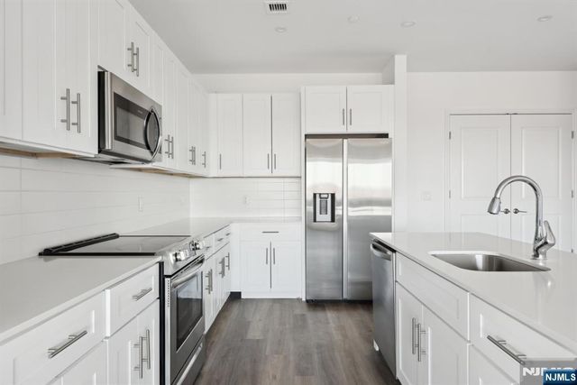 2 Executive 801, Fort Lee, NJ 07024