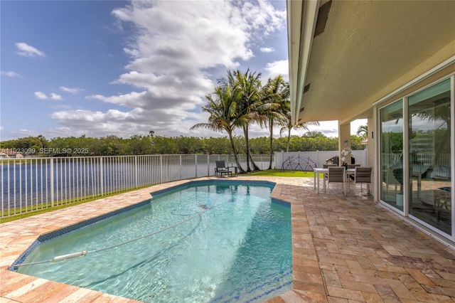 1127 Laguna Springs Dr, Weston, FL 33326