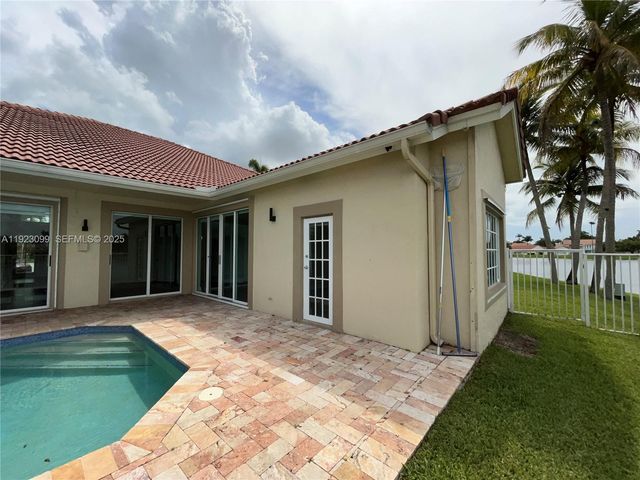 1127 Laguna Springs Dr, Weston, FL 33326