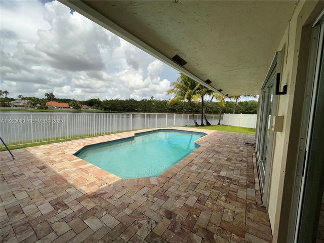 1127 Laguna Springs Dr, Weston, FL 33326