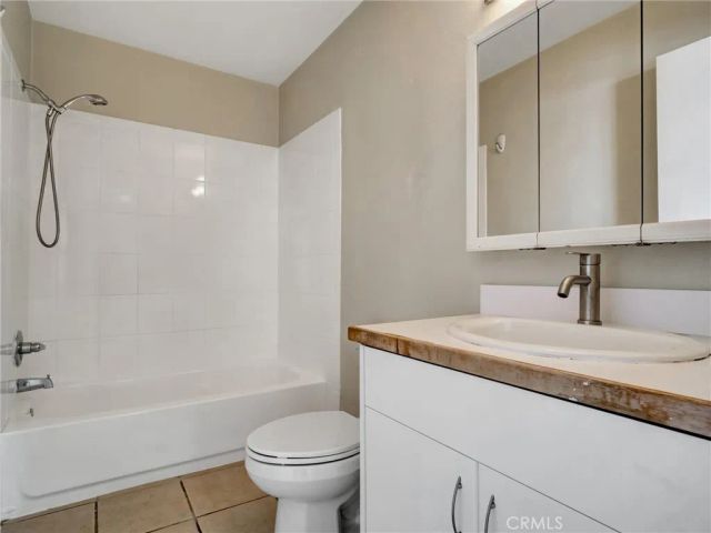 18350 Hatteras 123, Tarzana, CA 91356