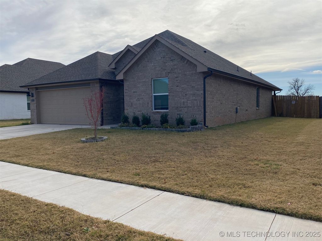 7122 E 155th Place S, Bixby, OK 74008
