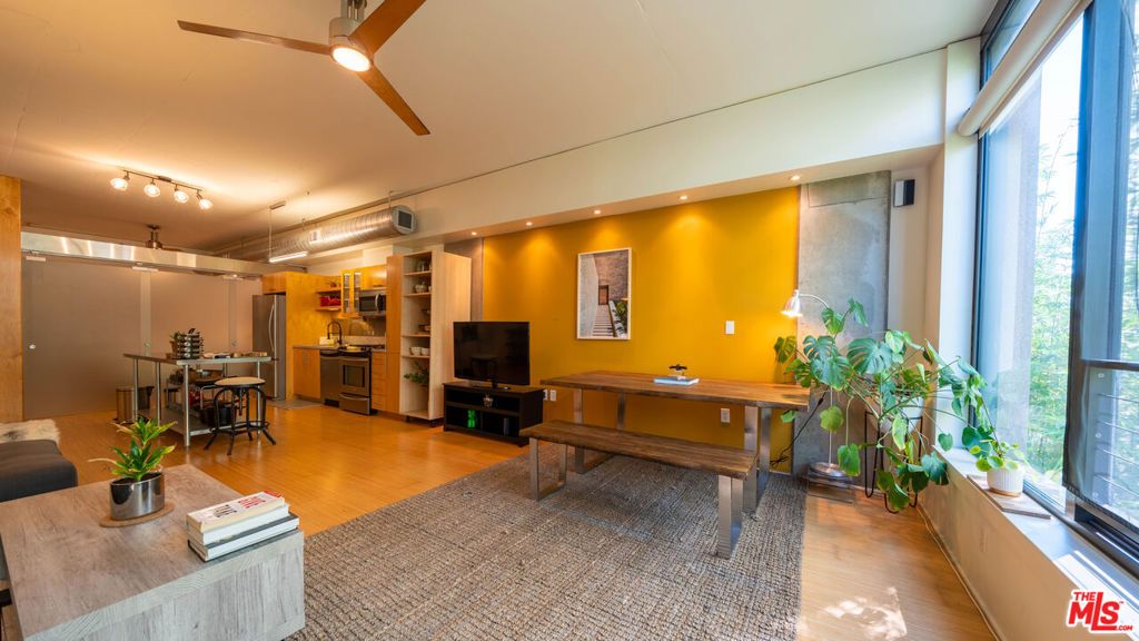 Image 16 of property listing at 1111 S Grand Avenue 605, Los Angeles, CA 90015