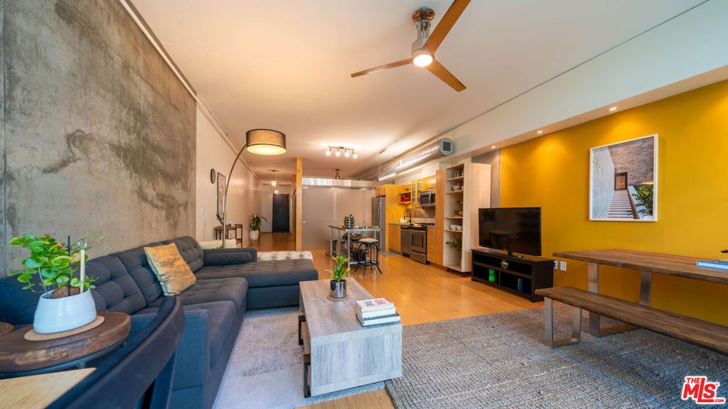 Image 17 of property listing at 1111 S Grand Avenue 605, Los Angeles, CA 90015