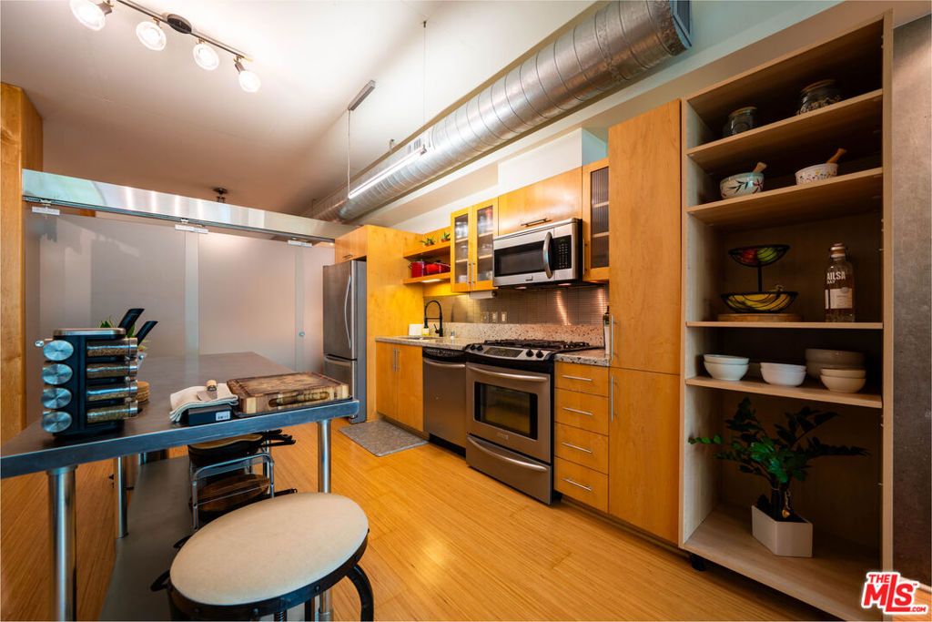 Image 20 of property listing at 1111 S Grand Avenue 605, Los Angeles, CA 90015