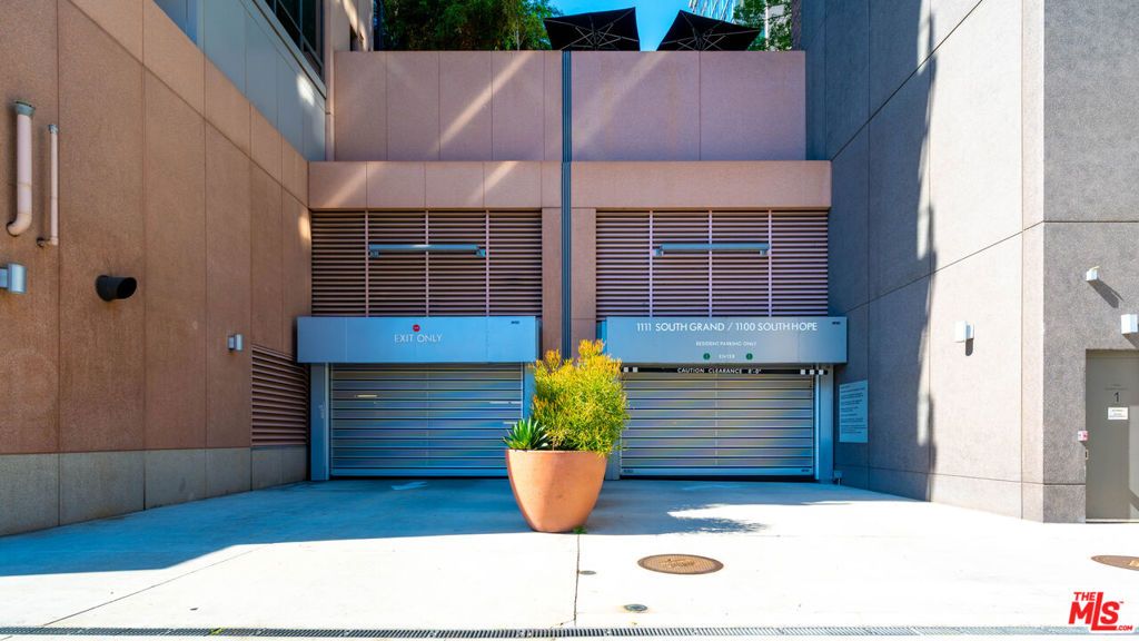 Image 26 of property listing at 1111 S Grand Avenue 605, Los Angeles, CA 90015