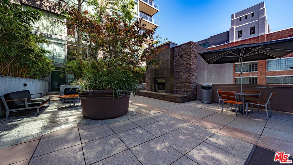Image 27 of property listing at 1111 S Grand Avenue 605, Los Angeles, CA 90015