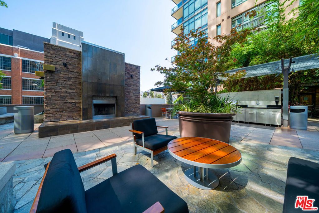 Image 28 of property listing at 1111 S Grand Avenue 605, Los Angeles, CA 90015