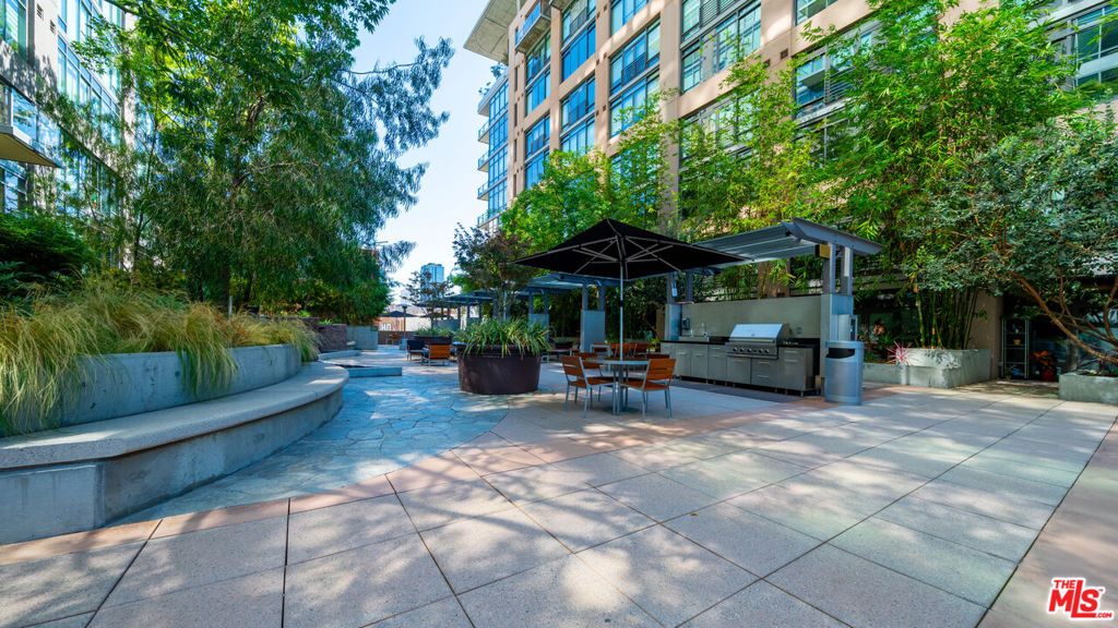 Image 32 of property listing at 1111 S Grand Avenue 605, Los Angeles, CA 90015