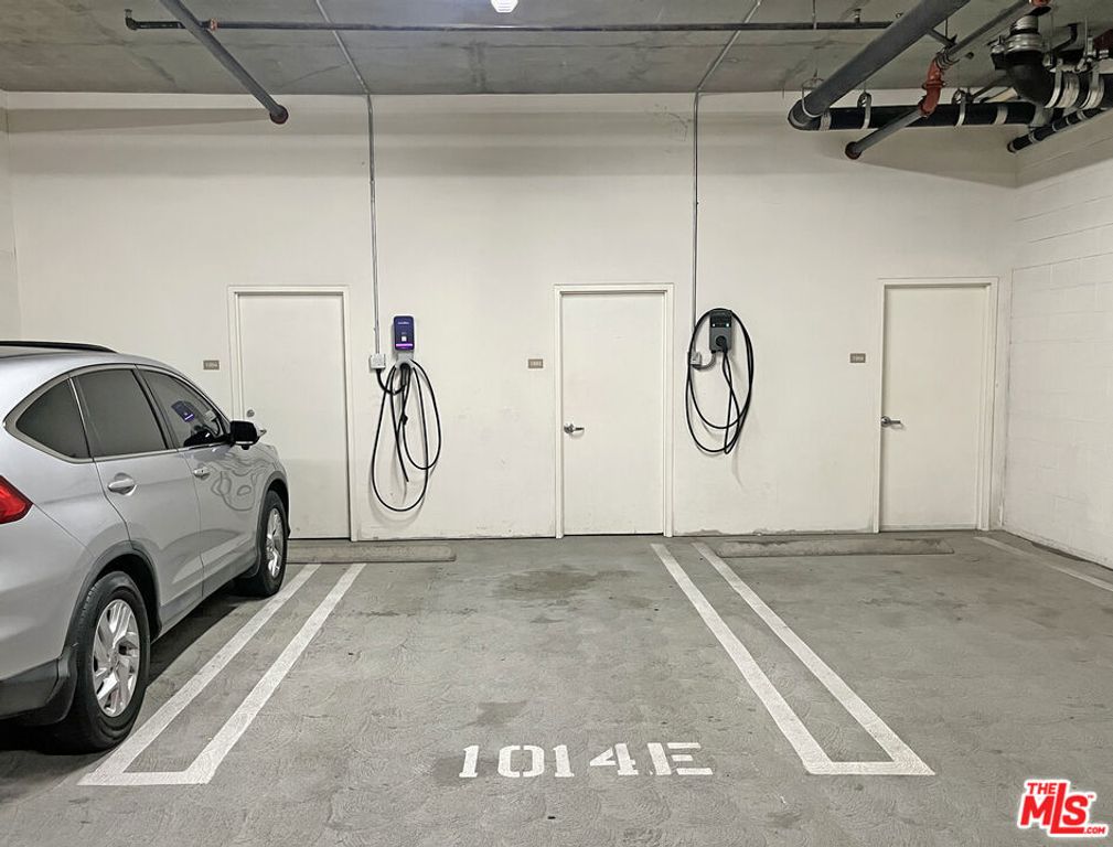 Image 37 of property listing at 1111 S Grand Avenue 605, Los Angeles, CA 90015