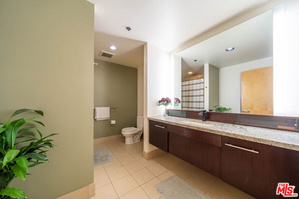 Image 9 of property listing at 1111 S Grand Avenue 605, Los Angeles, CA 90015