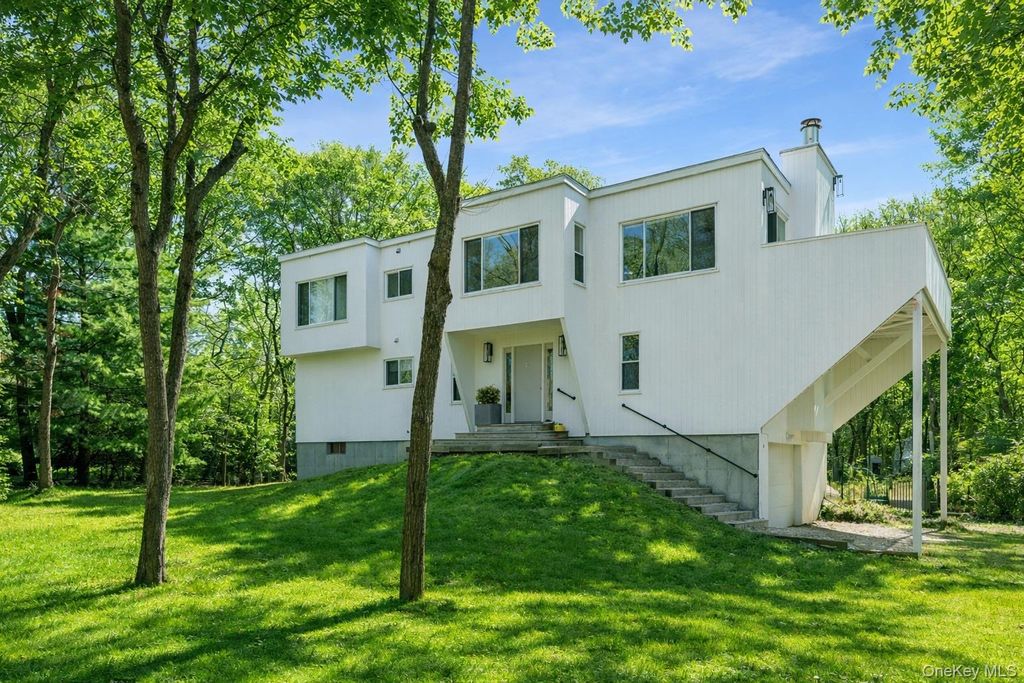 14 Old Trail Road, Water Mill, NY 11976