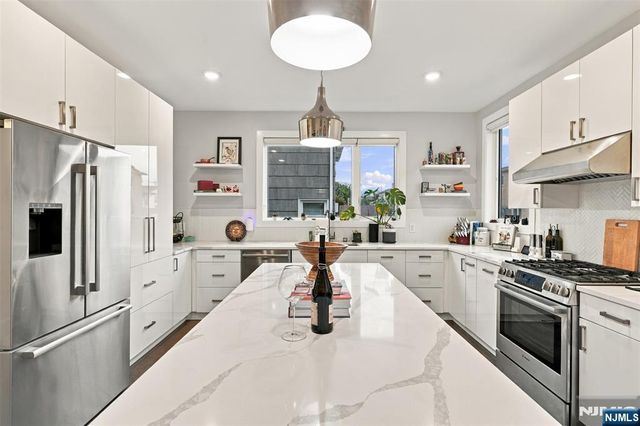 209 Wayne Avenue A, Cliffside Park, NJ 07010