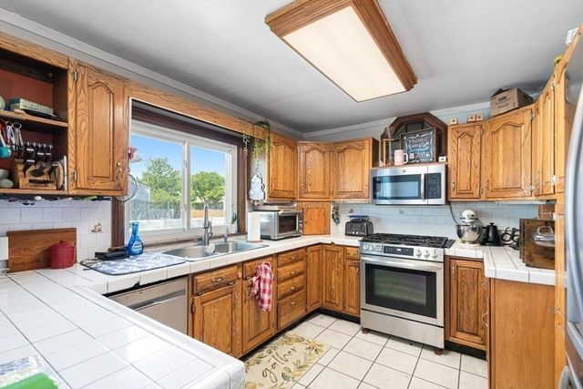 91 Sycamore St, Swansea, MA 02777