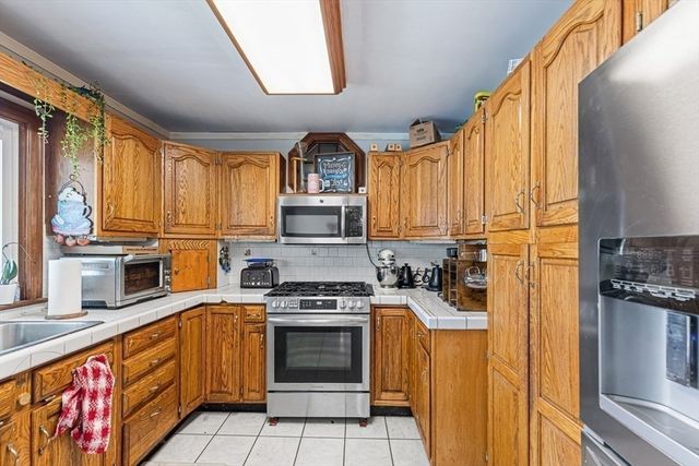 91 Sycamore St, Swansea, MA 02777